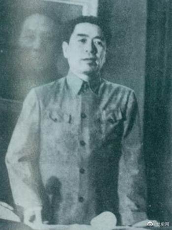 1949年7月6日,周恩来出席中华全国文学艺术工作者代表大会。图为周恩来在会上作政治报告。