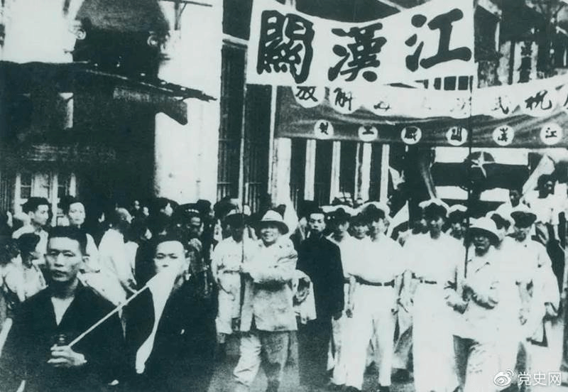 1949年5月17日,第四野战军解放武汉。图为武汉人民欢庆解放。