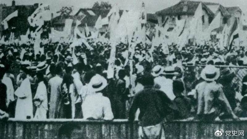 1925年5月30日,上海爆发了反帝爱国的五卅运动,掀起了全国范围大革命高潮。