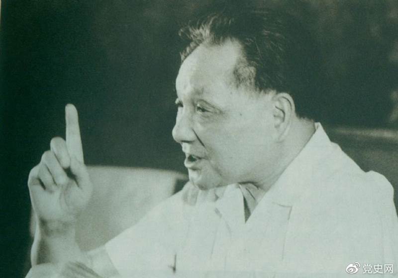 1981年6月27日,中共十一届六中全会通过《关于建国以来党的若干历史问题的决议》。图为邓小平在闭幕会上发表讲话。