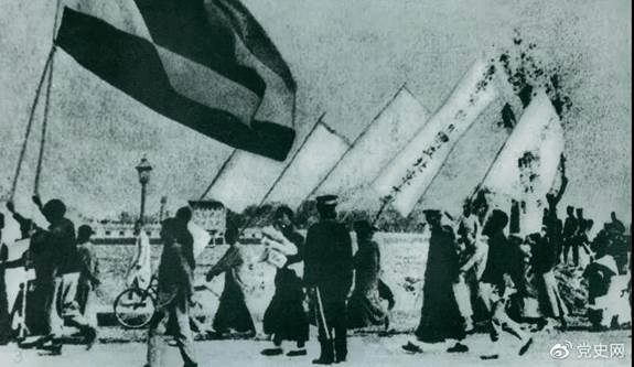 1919年5月4日,北京爆发学生反帝爱国运动。这是北京大学学生的示威游行队伍。